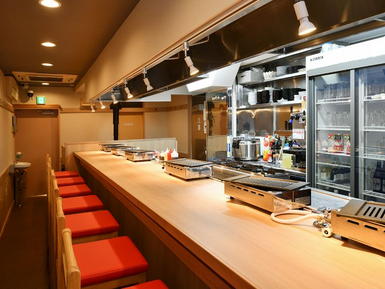 焼き台付きのカウンター席あり。デート利用も可