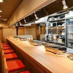 焼き台付きのカウンター席あり。デート利用も可