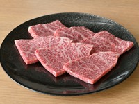 ジューシーな脂が、とろけるような味わいを届けてくれるカルビは、幅広い世代に人気のメニュー。味は、塩・タレの2種から選べます。