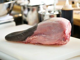 お肉はゲストよりオーダーを受けてからカット