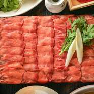 厳選した熟成牛のタンを当店独自の白上湯仕立てのだしで。
さっとだしにくぐらせ野菜を巻いてお召し上がりください。