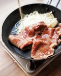 たっぷりの玉ねぎと共に、厳選塩を使ったタレを絡めてお肉を焼き上げる『鉄板塩ダレ焼き』は、すき焼きに並ぶ、もう一つのお店名物。特に牛タンは、幅広い層に支持される人気メニューです。