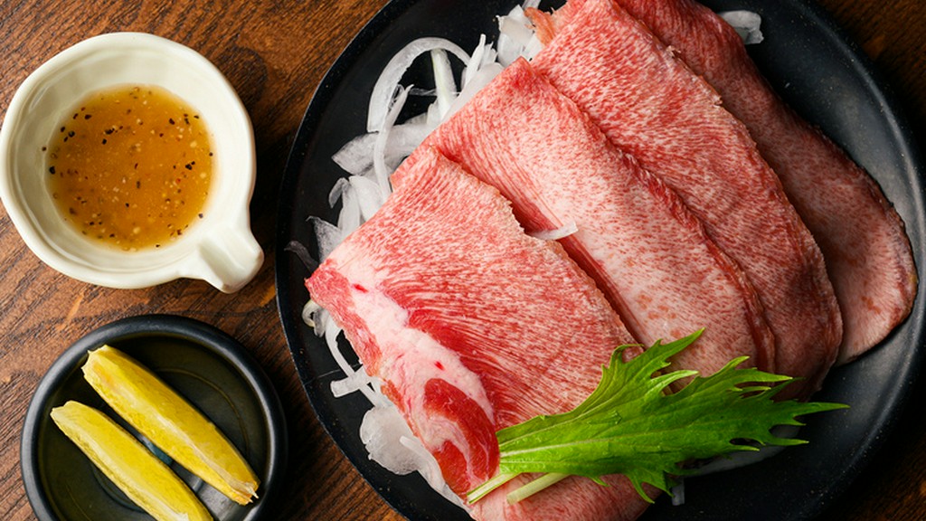 すき焼きに並ぶ、もう一つの鉄板メニュー『牛タン塩ダレ焼き』