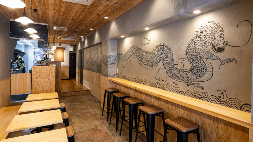 清潔感あふれる店内で本格料理を味わう、贅沢なひと時