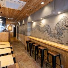 清潔感あふれる店内で本格料理を味わう、贅沢なひと時