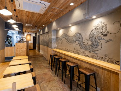 清潔感あふれる店内で本格料理を味わう、贅沢なひと時