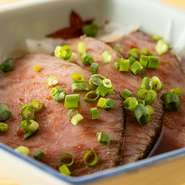 きめ細かな肉質の黒毛和牛の中でも、美しいサシが入ったハネシタ（ザブトン）を使用するのがこだわり。絶妙に火入れした肉は、口の中でとろけるような食感。自家製の中華風ソースが旨みをいっそう引き立てます。