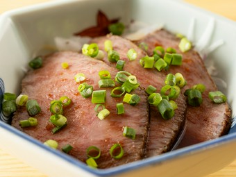 高級部位を堪能できる『黒毛和牛のローストビーフ』