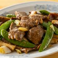 しっとりやわらかな黒毛和牛に広東料理の定番調味料・オイスターソースを合わせた贅沢な一皿は、季節の野菜が彩りを添えます。ワンランク上の味わいを気軽に楽しめるのもこの店ならではです。