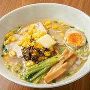 鳥取県では「『バターコーン拉麺』はありますか？」と訪れたゲストが真っ先に尋ねるほど定着度がある定番の人気メニュー。バターの風味が広がり、濃厚で芳醇な味わいが人気の秘密です。