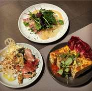小皿に盛り付けられた色とりどりの料理は、前菜としても、もう少し食べたいときの追加としてもぴったり！皆でさまざまな味わいや食材を楽しむことができ、一緒にいる仲間との会話も弾むでしょう。