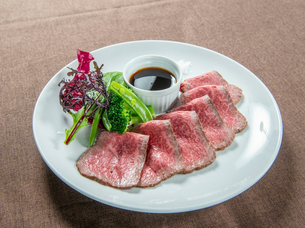 噛むたびに贅沢な味わいが口の中に広がっていく『とろける絶品佐賀牛ローストビーフ』