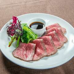 噛むたびに贅沢な味わいが口の中に広がっていく『とろける絶品佐賀牛ローストビーフ』