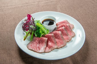 噛むたびに贅沢な味わいが口の中に広がっていく『とろける絶品佐賀牛ローストビーフ』