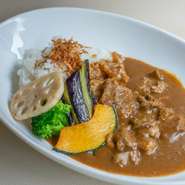 時間をかけた調理工程によって、カレーの中には香味野菜や肉の旨みがたっぷり溶け込んでいます。一口ごとに豊かなスパイスの香りが広がり、深い味わいを生み出している一皿。