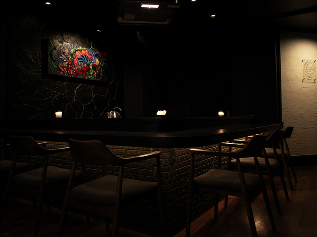 シックな黒（Nero）を基調にした隠れ家イタリアン