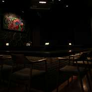 勾当台公園駅から徒歩数分のビル2階に構える【Nero】。イタリア語で“黒”を意味する店名どおり、店内は深みのある黒を基調にしたラグジュアリーな空間が広がります。