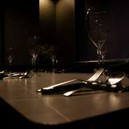 オープンキッチンの店内は、ゆったり腰を下ろせるカウンター席が中心。目の前の鉄板で仕上げられる料理のおいしい音と香りに包まれて、楽しいおしゃべりが弾みそうです。