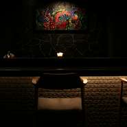 コース料理を堪能できるレストラン（要予約）であり、気軽に立ち寄れるバーの顏も持つこちらのお店。イタリアで腕を磨いたシェフの味を求めて、何度も足を運びたくなります。