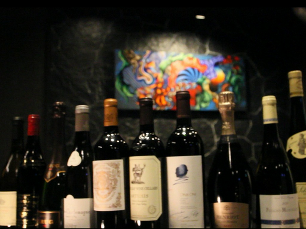 多彩な味わいの厳選ワインが料理の味を引き立てる