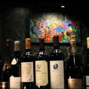 ワインはヨーロッパ産中心のラインナップ。『おまかせコース』にはペアリングプランが用意されているほか、グラス一杯から楽しむのもOK。贅沢なマリアージュを楽しめます。