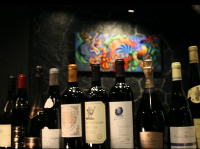 多彩な味わいの厳選ワインが料理の味を引き立てる