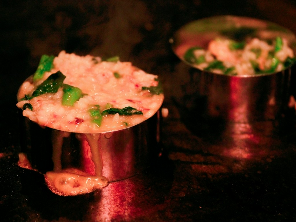 カウンターの鉄板で仕上げる『濃厚焼きチーズリゾット』