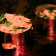 まぁるいセルクルにリゾットを流し入れ、表面をこんがり焼き上げることでカリッとした食感を演出。鼻をくすぐる香ばしい香り、目の前で繰り広げられるパフォーマンスもごちそうです。