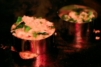 カウンターの鉄板で仕上げる『濃厚焼きチーズリゾット』