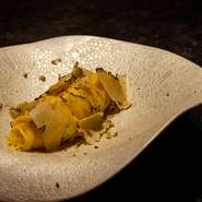 イタリアの星つきレストランで腕を磨いた加藤シェフの手による本格パスタを味わえるのも楽しみの一つ。熟練の技と遊び心が光るパスタの数々はゲストの目と舌を楽しませます。