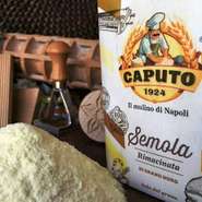 イタリア・ナポリの老舗製粉会社「カプート社」の小麦粉は、小麦本来の風味が感じられる一級品。【Nero】ではもっとも精製度の高い00（ゼロゼロ）粉と濃厚な卵黄を合わせて本場の味を再現しています。