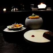 鉄板の上で繰り広げられる加藤シェフのパフォーマンスもこの店の魅力。「大切な人と過ごす特別な日に選ばれる店になりたい」との言葉どおり、趣向を凝らした料理で訪れるゲストをもてなします。