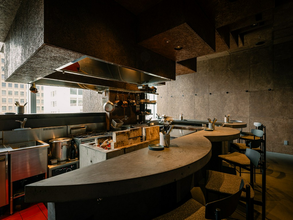 円形劇場のように臨場感のある炭火を囲むカウンター席