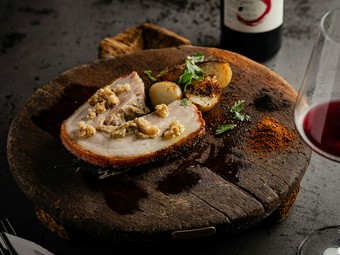 クリームチーズのような“豚の熟鮓（なれずし）”でコクをプラス。『塊で焼いたピュウファロのポルケッタ』