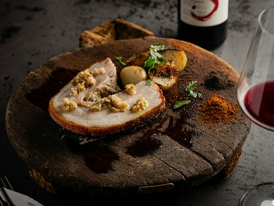 クリームチーズのような“豚の熟鮓（なれずし）”でコクをプラス。『塊で焼いたピュウファロのポルケッタ』