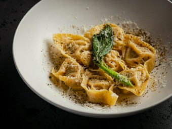 イタリアの伝統的パスタ料理をアレンジした『肉味噌を詰めたトルテッローニ セージバターソース』