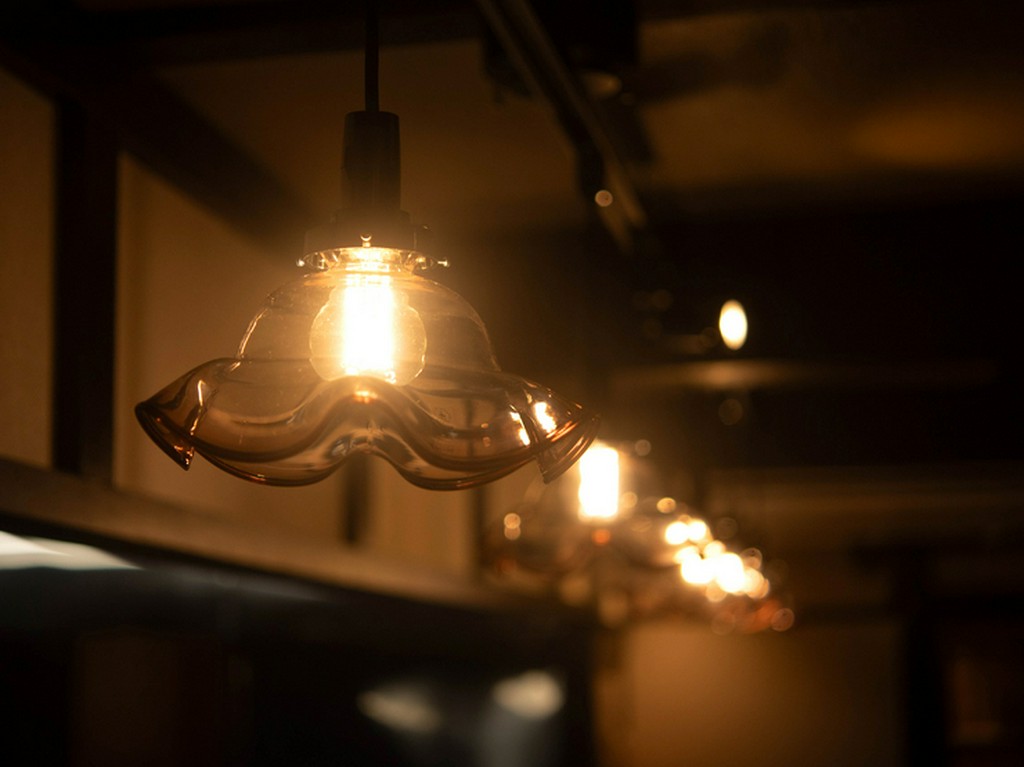 落ち着いた店内で、新鮮な海の幸が満載の一杯を二人で満喫