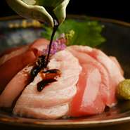 カウンター席だからこそ料理人を間近で見ることができ、手際にも感心することでしょう。一皿一皿に込められた繊細な味わいを他のことに気を取られず、じっくり堪能することができます。