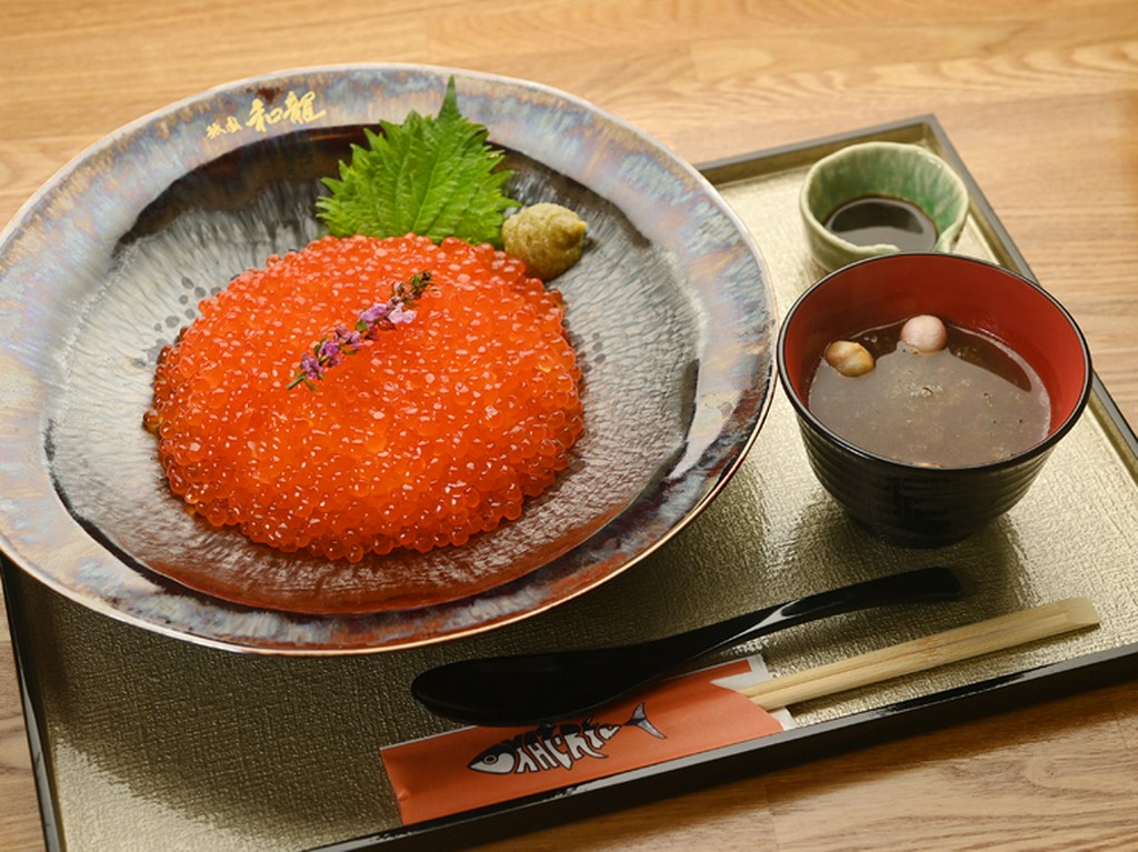 家族揃ってのお出かけにうれしい、ボリューム満点の『海鮮丼』