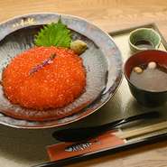 通常サイズの丼に、うにやイクラ、キャビアもトッピングの増量ができるので、子どもから大人まで幅広い年齢層に喜ばれています。活動的な一日を過ごすためのエネルギーを蓄えたいときに選びたい！