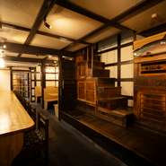 落ち着いた色合いと照明が調和し、心地良さを提供しています。伝統を重んじつつも現代的な快適さを取り入れた店内。家具や調度品など細部に至るまで、こだわりが感じられます。