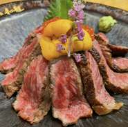 厳選した程よい霜降りの国産黒毛和牛サーロインと、旨味のある国産黒毛和牛熟成サーロインに、厳選したウニとイクラをトッピングしました。