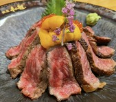 厳選した程よい霜降りの国産黒毛和牛サーロインと、旨味のある国産黒毛和牛熟成サーロインに、厳選したウニとイクラをトッピングしました。