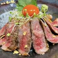 京極”と同じ2種類のサーロインステーキに卵黄をトッピングしました。