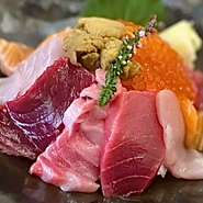 当店オススメの丼です。
厚切りした本マグロ大トロ、中トロ、赤身、ブリ、サーモン、そして、厳選した北海道のウニとイクラを一度に味わえる一品です。
