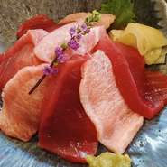厚切りした、脂の旨みたっぷり本マグロの大トロ、中トロ、赤身を味わえる一品です。