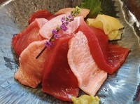 厚切りした、脂の旨みたっぷり本マグロの大トロ、中トロ、赤身を味わえる一品です。