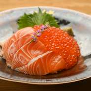 海鮮丼の定番人気メニュー。脂ののったサーモンと厳選イクラを味わえる一品です。