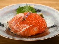海鮮丼の定番人気メニュー。脂ののったサーモンと厳選イクラを味わえる一品です。
