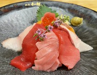 本マグロ大トロ、中トロ、赤身、ブリ、サーモン、いくらを味わえるお値打ちの一品です。